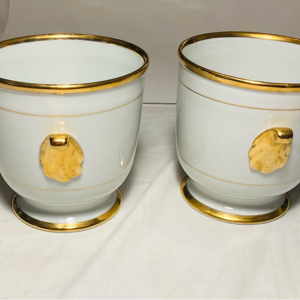 Vintage pair of white & gold porcelain urn shape cache pots with feather handles